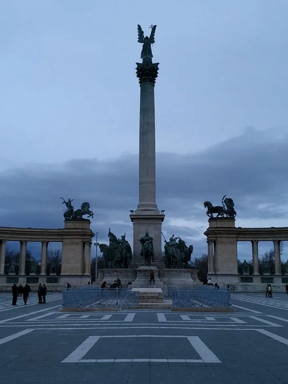 roteiro de viagem - Heroes Square - Millennium Monument